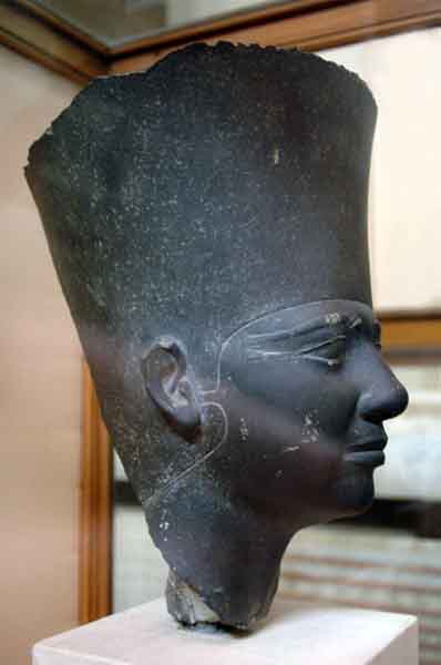 الأسرة الخامسة (2494-2345)  Egpytian_museum_cairo_7034