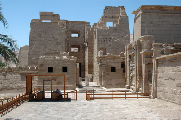 medinet_habu_jul_2006_0001