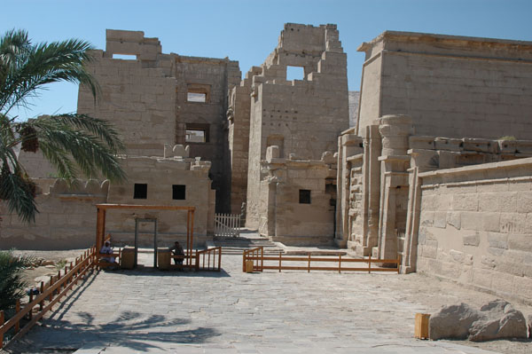 medinet_habu_jul_2006_0267