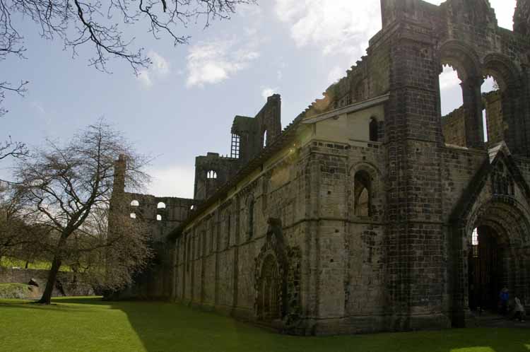 Kirstall_Abbey_02_2013