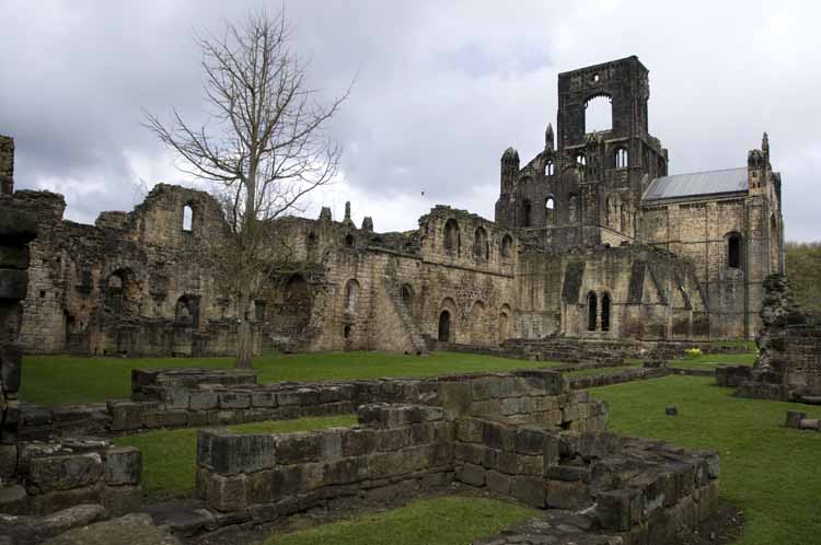 Kirstall_Abbey_42_2013