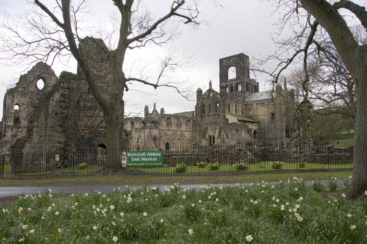 Kirstall_Abbey_57_2013