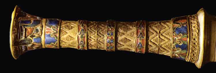 tutankhamun's bronze and iron knives 2