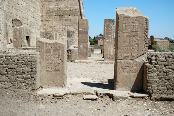 medinet_habu_jul_2006_0229